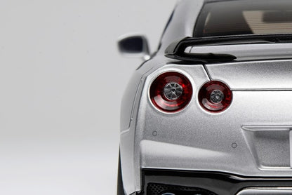 M83517 MOTORHELIX 1:18 Scale Nissan GT-R (R35) Track Edition Engineered By NISMO T-Spec 2022 Ultimate Metal Silver