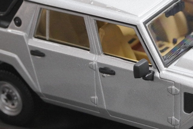 1:43 MINICHAMPS 436103370 Lamborghini LM002 1984 Silver model car