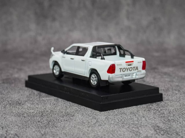 64055 EBBRO 1:64 Toyota Hilux Super White II model car