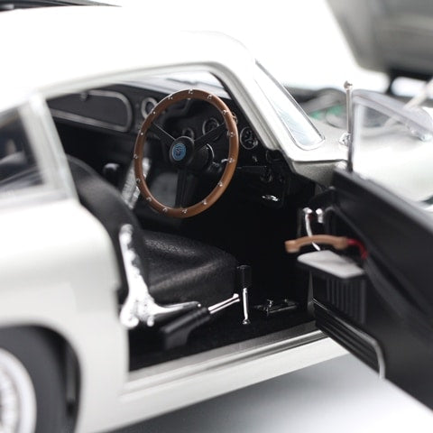 8251033 XiaoGuang MODEL 1:18 Aston Martin DB5 007 / Goldfinger Bond Car model car