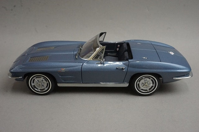 1:18 AUTOart 71192 Chevrolet Corvette Convertible 1963 Silver Blue