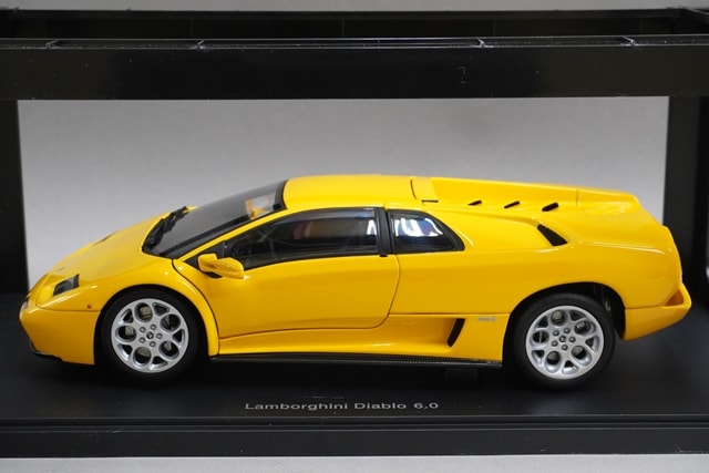 1:18 AUTOart 74526 Lamborghini Diablo 6.0 Yellow model car