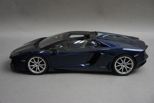 1:18 AUTOart 74698 Lamborghini Aventador LP700-4 Roadster Metallic Dark Blue model car