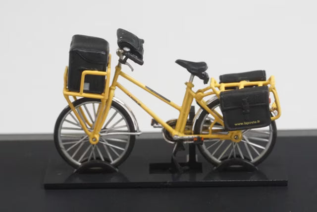 1:32 Universal Hobbies E5622 Postman's Bicycle 2004