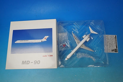 1:200 MD-90 JAL New Tsurumaru Paint JA8070 BJE3033 JALUX airplane model