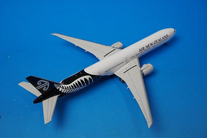 1:400 B777-300ER New Zealand ZK-OKR 10959 Phoenix airplane model