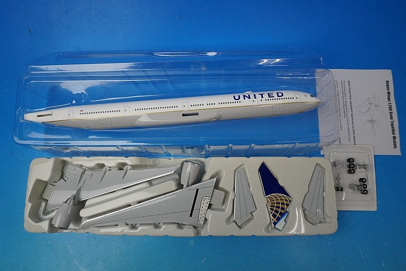 1:200 B777-300ER United *Registration number not assigned 10567 Hogan airplane model