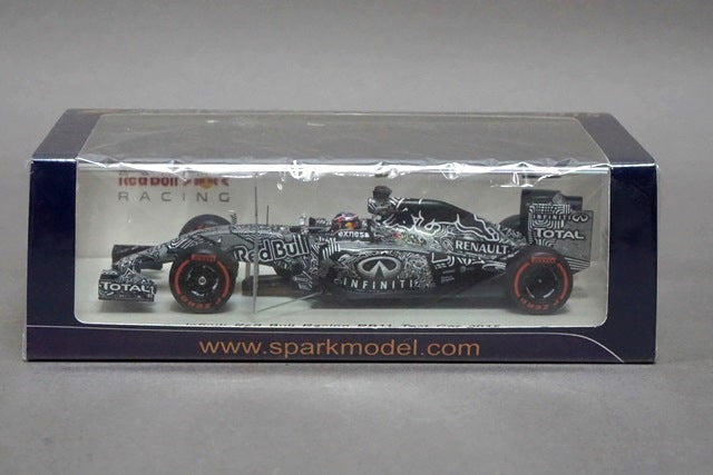 1:43 SPARK S4621 Infiniti Red Bull Racing RB11 Test Car 2015 #26 D.Kvyat