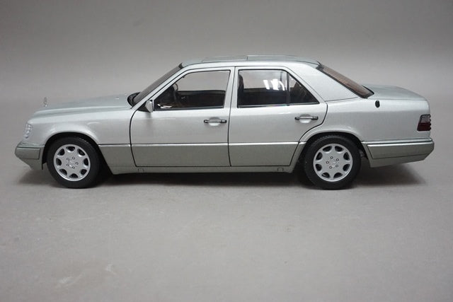 1:18 AUTOart 76271 Mercedes Benz E-Class (E320) Limousine 1995 model car