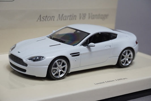 1:43 MINICHAMPS 436137420 Aston Martin V8 Vantage 2005 Linea Bianco No.11