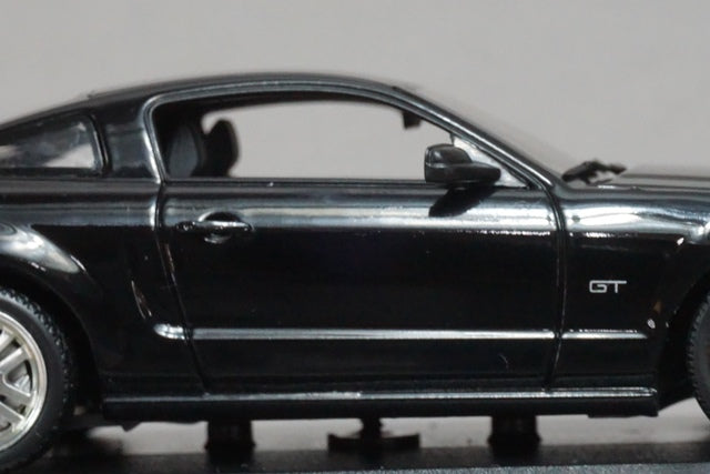 1:43 MINICHAMPS 400084121 Ford Mustang GT 2005 Black