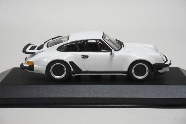 1:43 MINICHAMPS 430069002 Porsche 911 Turbo 1977 Grand Prix White model car