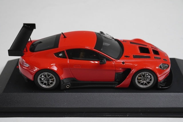 1:43 MINICHAMPS 437121392 Aston Martin V12 Vantage GT3 Red model car