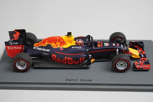 1:43 Spark S5008 Red Bull Racing TAG Heuer RB12 Bahrain GP 2016 #26 D. Kvyat model car
