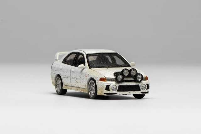 [ Pre-order ] M64015 MOTORHELIX 1:64 Mitsubishi Lancer Evolution IV Muddy Version with Rally Light