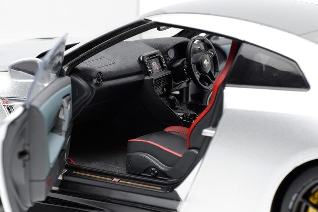 M83517 MOTORHELIX 1:18 Scale Nissan GT-R (R35) Track Edition Engineered By NISMO T-Spec 2022 Ultimate Metal Silver