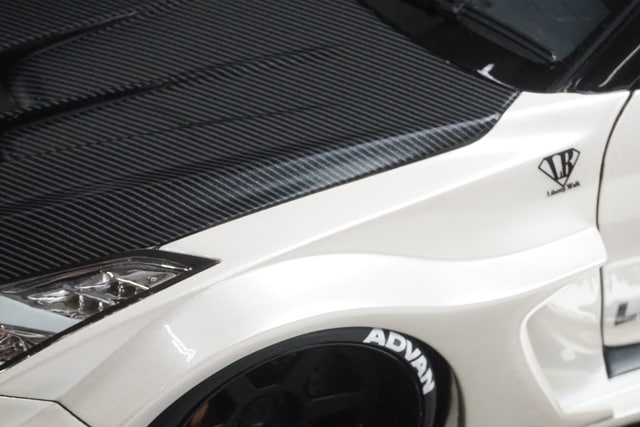 1:18 ignition model IG2358 LB-Silhouette WORKS GT Nissan 35GT-RR White Ms.Chisaki Kato