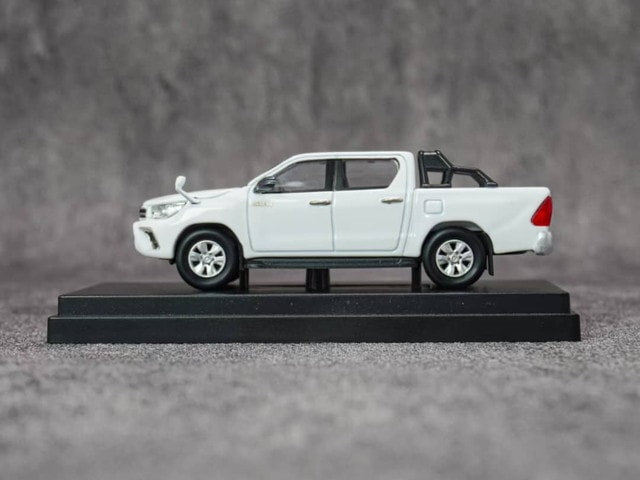 64055 EBBRO 1:64 Toyota Hilux Super White II model car