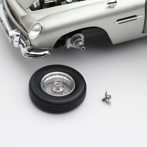 8251033 XiaoGuang MODEL 1:18 Aston Martin DB5 007 / Goldfinger Bond Car model car