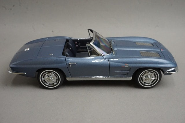 1:18 AUTOart 71192 Chevrolet Corvette Convertible 1963 Silver Blue