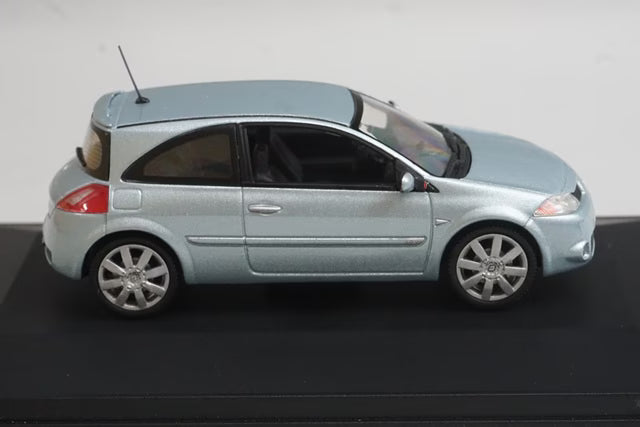 1:43 Universal Hobbies E2051 Renault Sport Megane Metallic Silver