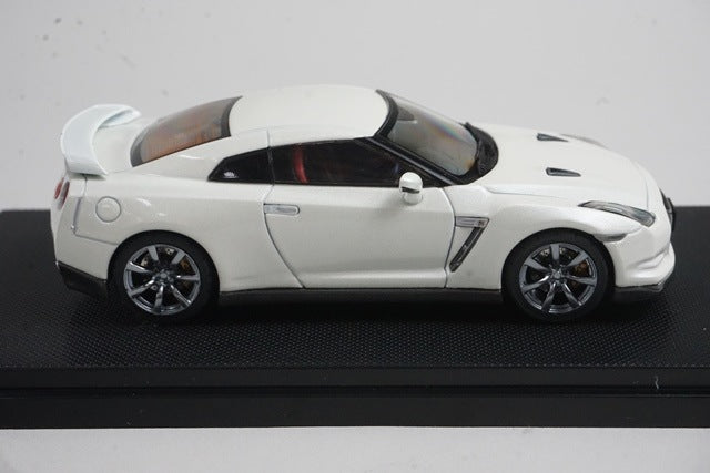 1:43 EBBRO 44101 Nissan GT-R Black Edition White – Boost Gear - GLOBAL