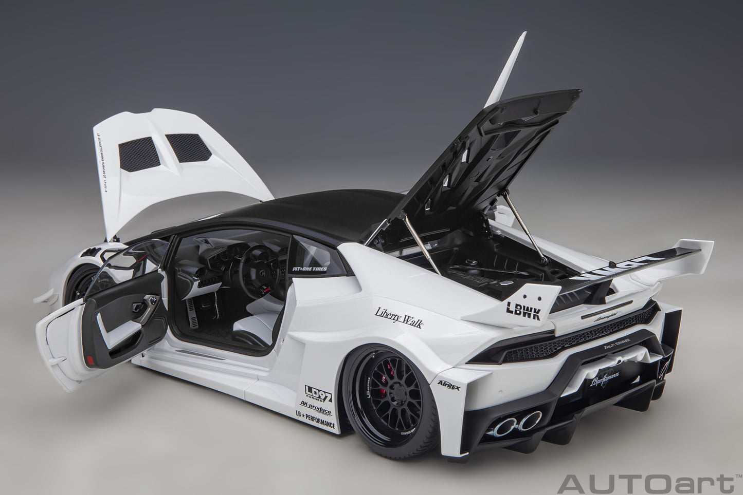 79125 AUTOart 1:18 Liberty Walk LB-Silhouette Works Lamborghini Huracan GT White