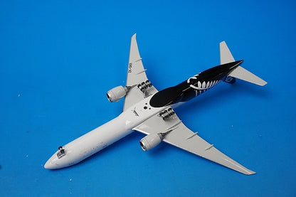 1:400 B777-300ER New Zealand ZK-OKR 10959 Phoenix airplane model