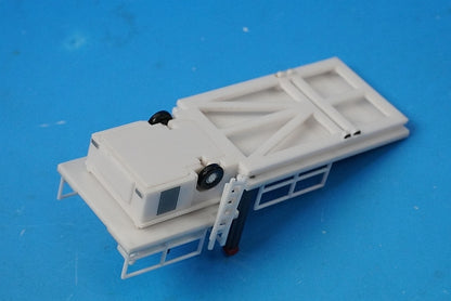 1:200 Cargo Container Loader with Movable Platform 557542 Herpa airplane model