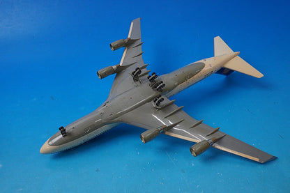 1:200 B747-400 Lufthansa Bonn D-ABVB Outer box missing. Comes with a dome-shaped plastic case. Herpa Premium airplane model