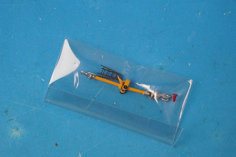 1:200 Komatsu WT500E Towing Tractor CX Cathay Pacific Color Diorama GSE2WT500E04 JC Wings