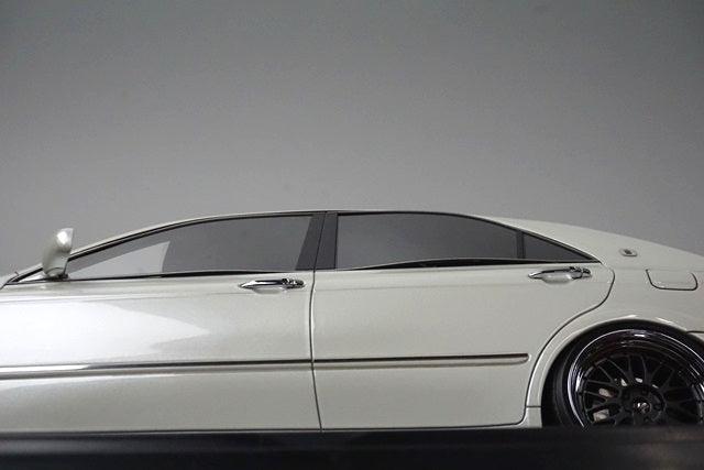 1:18 ignition model IG1492 Toyota Crown Athlete (GRS180) 3.5 Pearl White