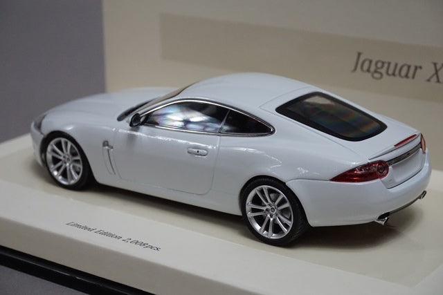 1:43 MINICHAMPS 436130500 Jaguar XK Coupe 2005 Linea Bianco No.12