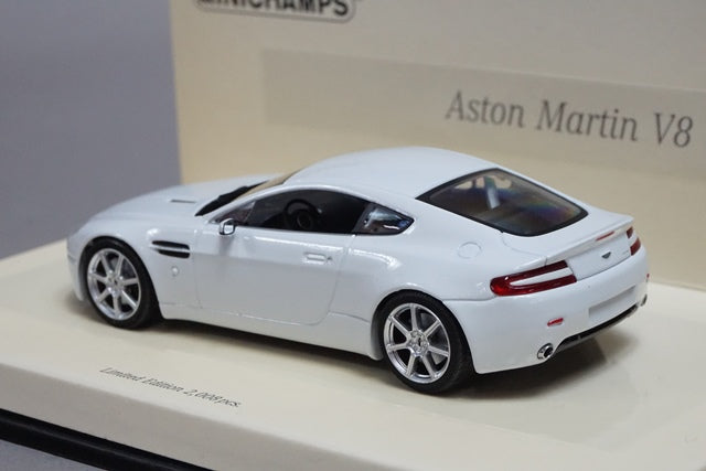 1:43 MINICHAMPS 436137420 Aston Martin V8 Vantage 2005 Linea Bianco No.11