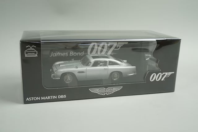 8250622 XiaoGuang MODEL 1:43 Aston Martin DB5 1965 Silver 007 version model car