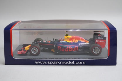 1:43 Spark S5008 Red Bull Racing TAG Heuer RB12 Bahrain GP 2016 #26 D. Kvyat model car
