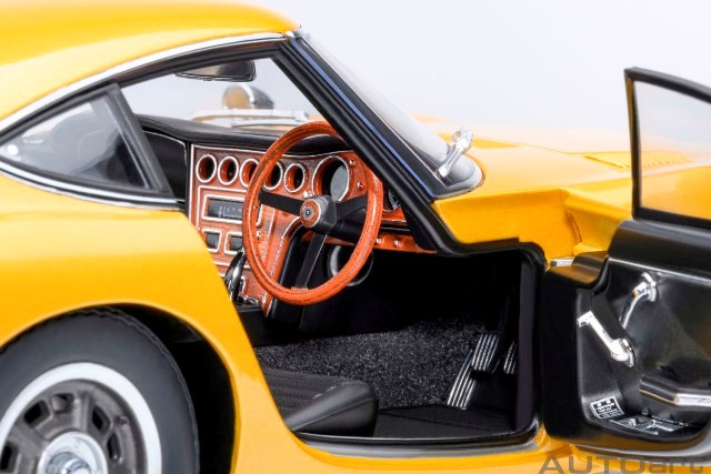 79549 AUTOart 1:18 Toyota 2000GT 1967 Gold model car