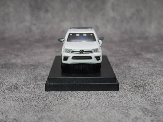 64055 EBBRO 1:64 Toyota Hilux Super White II model car