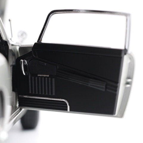 8251033 XiaoGuang MODEL 1:18 Aston Martin DB5 007 / Goldfinger Bond Car model car