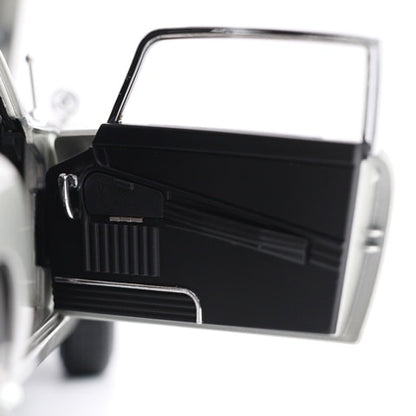 8251033 XiaoGuang MODEL 1:18 Aston Martin DB5 007 / Goldfinger Bond Car model car