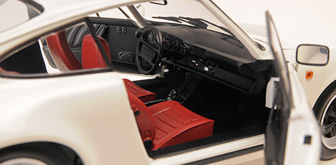 [ Back-order ] MINICHAMPS 100063024 1:18 Porsche 911 Carrera Coupe 3.2 1983 White model car