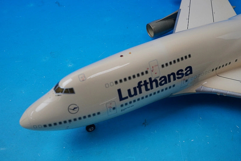 1:200 B747-400 Lufthansa Bonn D-ABVB Outer box missing. Comes with a dome-shaped plastic case. Herpa Premium airplane model