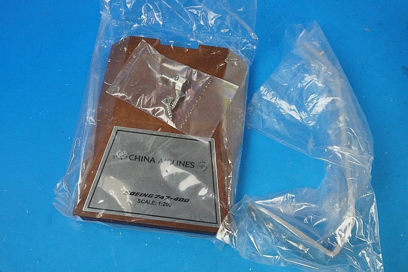 1:200 B747-400 China Hug Jet B-18203 CAL2011-0005PR EVER RISE airplane model