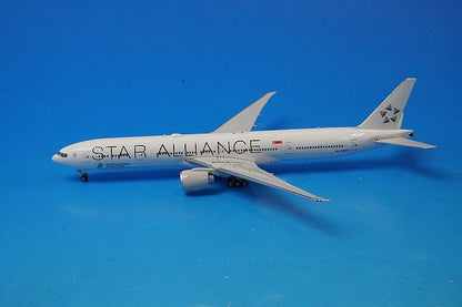 1:400 B777-300ER Singapore Star Alliance White 9V-SWM 04269 Phoenix airplane model
