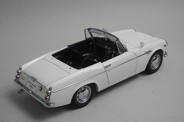 1:18 AUTOart 77433 Datsun Fairlady 2000 SR311 White model car