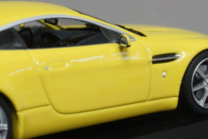 1:43 MINICHAMPS 400137421 Aston Martin V8 Vantage Presentation 2005 Yellow