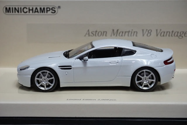 1:43 MINICHAMPS 436137420 Aston Martin V8 Vantage 2005 Linea Bianco No.11