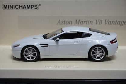 1:43 MINICHAMPS 436137420 Aston Martin V8 Vantage 2005 Linea Bianco No.11