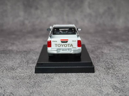 64055 EBBRO 1:64 Toyota Hilux Super White II model car