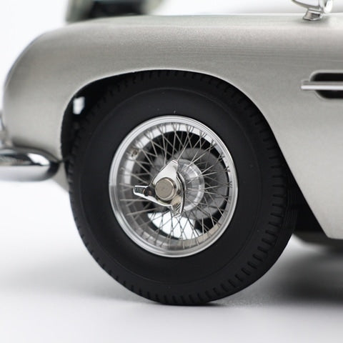 8251033 XiaoGuang MODEL 1:18 Aston Martin DB5 007 / Goldfinger Bond Car model car